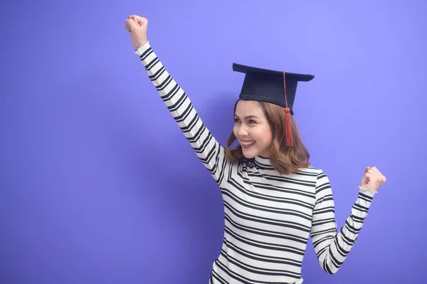 Een Portret Van Jonge Vrouw Afgestudeerd Blauwe Achtergrond — Stockfoto