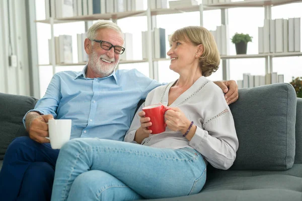 Feliz Pareja Ancianos Caucásicos Están Tomando Café Casa Relajante Concepto — Foto de Stock