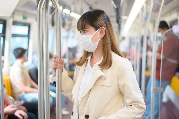 Egy Fiatal Védőmaszkot Visel Metró Kovid Védelem Biztonsági Utazás Normális — Stock Fotó