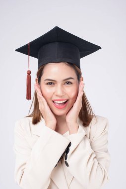 Genç bir kadının portresi beyaz arka plandan mezun oldu.