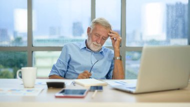 Modern ofiste çalışan Kafkasyalı kıdemli bir iş adamı