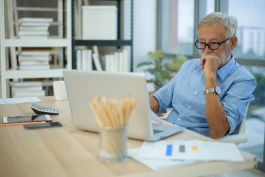 Modern ofiste çalışan Kafkasyalı kıdemli bir iş adamı