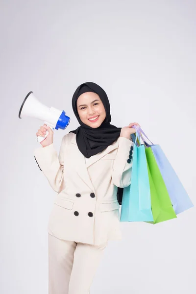 Jovem Mulher Muçulmana Bonita Terno Segurando Sacos Compras Coloridos Sobre — Fotografia de Stock