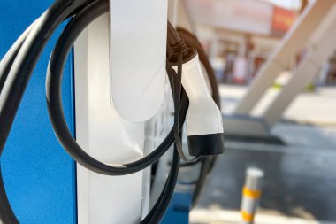 Elektrikli arabalar, yeşil enerji ve ekolojik teknolojiye dayanan batarya ve ekolojik fikri şarj ederler. 