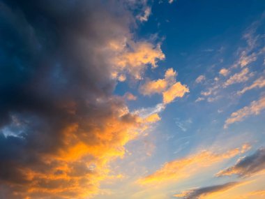 Gün batımında renkli bulutlu gökyüzü, güzel doğa arkaplanı