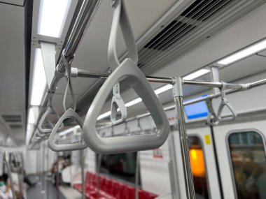 Metro 'da kayışlar asılı, metro treninin boş arkaplanı 