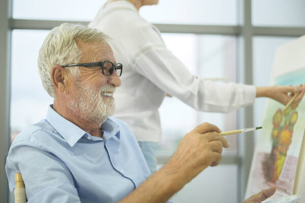 Картина пожилых кавказских пар и отдых дома