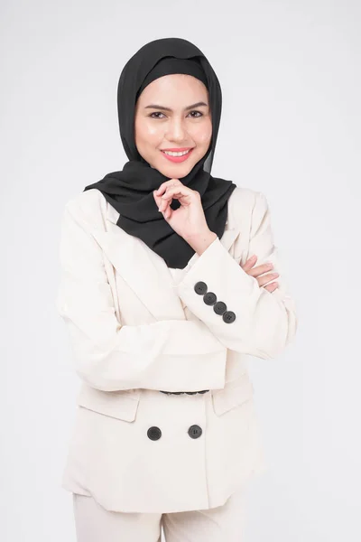 Portrait Young Smiling Muslim Businesswoman Wearing Suit Hijab White Background — ストック写真