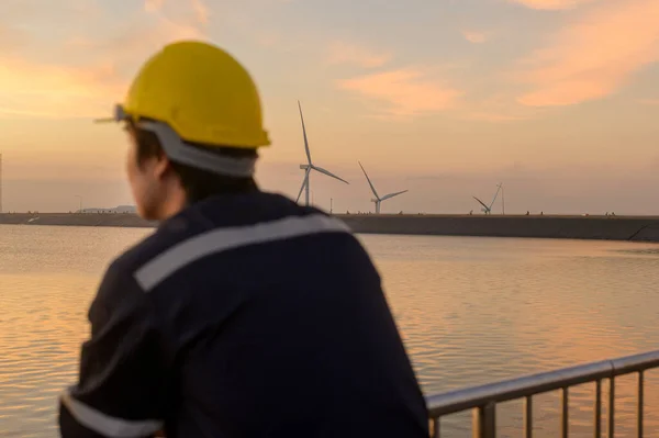 Ingegnere Sesso Maschile Indossa Casco Protettivo Tramonto Selettiva Attenzione Sullo — Foto Stock