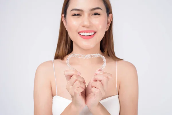 Giovane Donna Sorridente Con Apparecchio Invisaligno Studio Assistenza Sanitaria Dentale — Foto Stock