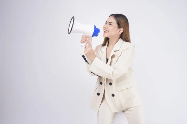 Retrato Joven Hermosa Mujer Sonriente Traje Usando Megáfono Para Anunciar — Foto de Stock