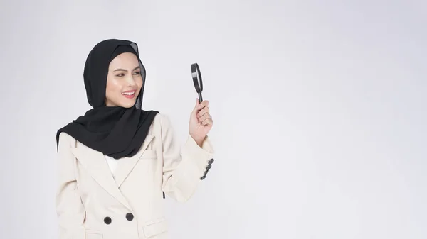 Young Beautiful Muslim Woman Suit Holding Magnifying Glass White Background — Stockfoto