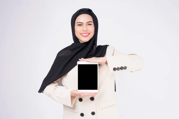 Młoda Piękna Muzułmańska Bizneswoman Garniturze Trzyma Tablet Białym Tle Studio — Zdjęcie stockowe