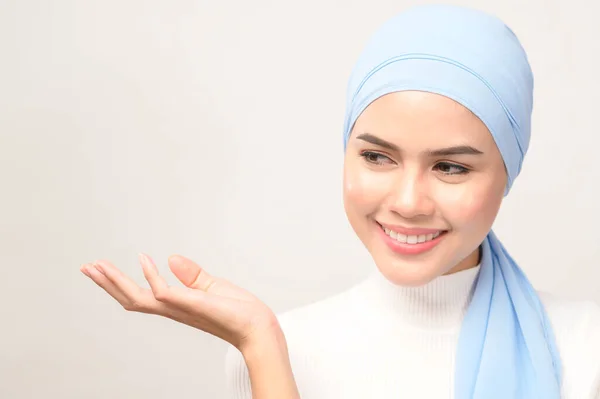 Primer Plano Joven Hermosa Mujer Musulmana Con Hijab Aislado Estudio —  Fotos de Stock