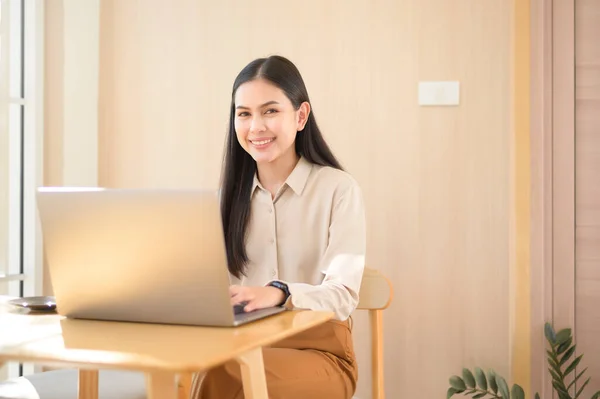 Ung Affärskvinna Som Jobbar Med Sin Laptop Kaféet — Stockfoto