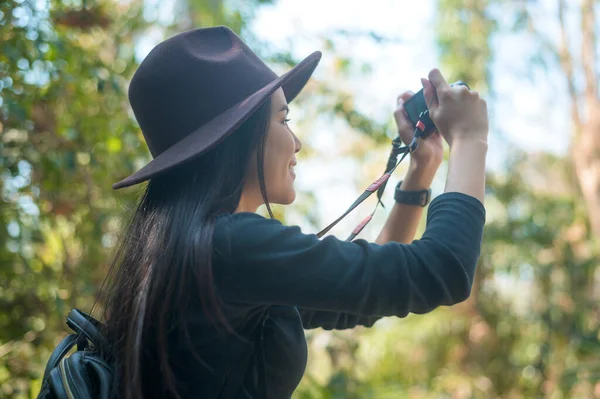 森の中のカメラで自然の写真を撮る若い女性トレッカー 休日や旅行のコンセプト — ストック写真