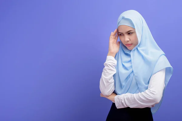 Eine Junge Muslimische Frau Trägt Gestresst Und Müde Hijab Vor — Stockfoto