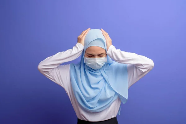 Eine Junge Muslimische Frau Mit Hijab Und Maske Gestresst Und — Stockfoto