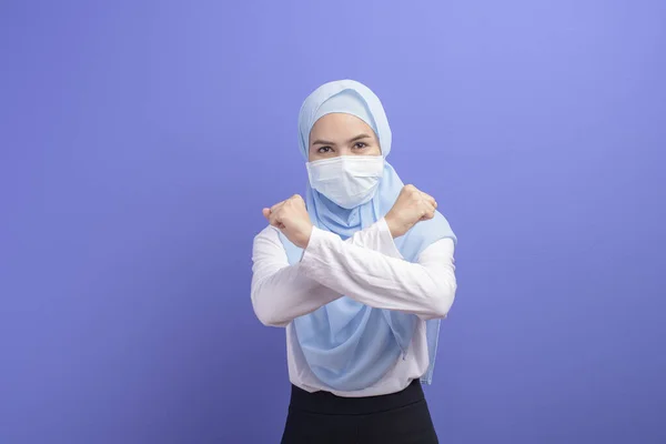 Eine Junge Muslimische Frau Mit Hijab Trägt Eine Chirurgische Maske — Stockfoto