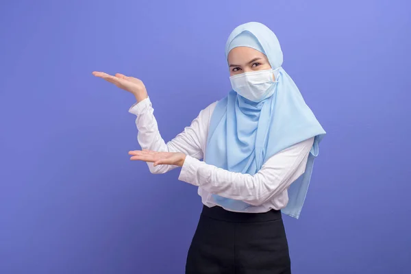 Eine Junge Muslimische Frau Mit Hijab Trägt Eine Chirurgische Maske — Stockfoto