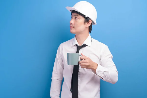 Portret Pewnego Siebie Męskiego Inżyniera Białym Hełmie Pijącego Filiżankę Kawy — Zdjęcie stockowe
