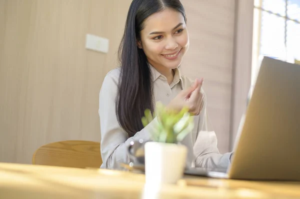Uma Mulher Negócios Sorridente Fones Ouvido Assistindo Webinar Laptop Fazendo — Fotografia de Stock