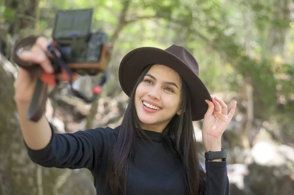Seorang Wanita Muda Trekker Mengambil Selfie Dengan Kamera Hutan Liburan — Stok Foto