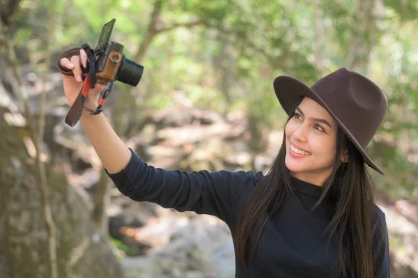 森の中でカメラで自画撮り若い女性トレッカー 休日や旅行のコンセプト — ストック写真