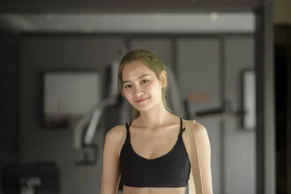 Mladá Krásná Asijská Žena Stojí Tělocvičně Usmívá Cvičení Fitness Health — Stock fotografie
