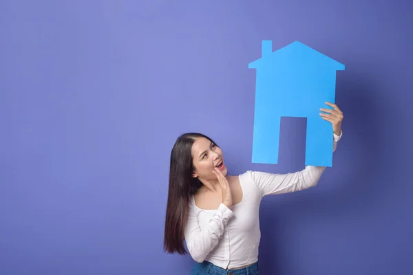 Portret Van Mooie Vrouw Houdt Blauw Huis Paarse Achtergrond — Stockfoto