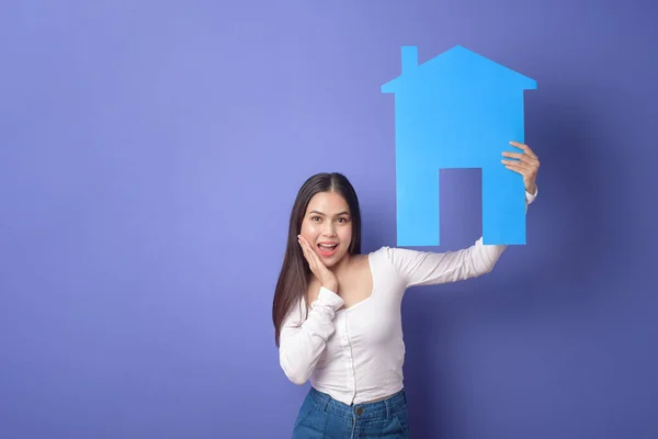 Portret Van Mooie Vrouw Houdt Blauw Huis Paarse Achtergrond — Stockfoto