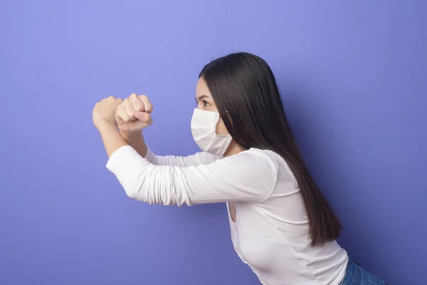 Porträt Einer Jungen Frau Trägt Gesichtsmaske Auf Blauem Hintergrund — Stockfoto