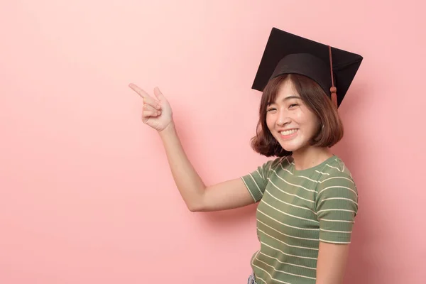 一个年轻的亚洲学生的肖像 戴着毕业帽的工作室背景 — 图库照片