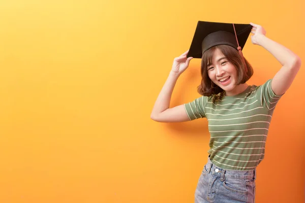 Ritratto Giovane Studente Asiatico Che Indossa Cappello Laurea Sullo Sfondo — Foto Stock