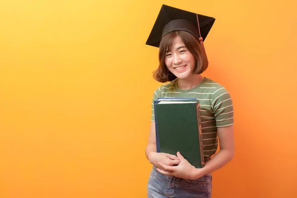 Portret Młodego Azjatyckiego Studenta Noszącego Czapkę Dyplomową Tle Studia — Zdjęcie stockowe