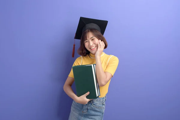 Retrato Joven Estudiante Asiático Con Gorra Graduación Sobre Fondo Estudio —  Fotos de Stock