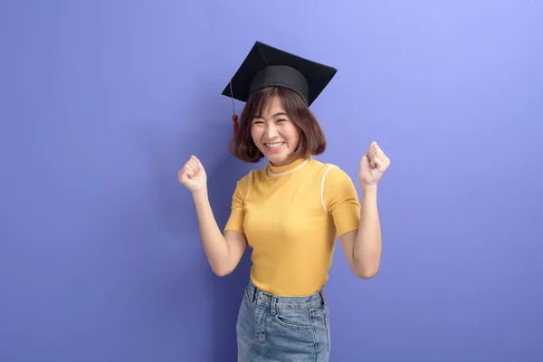 Ett Porträtt Ung Asiatisk Student Bär Examen Mössa Över Studio — Stockfoto