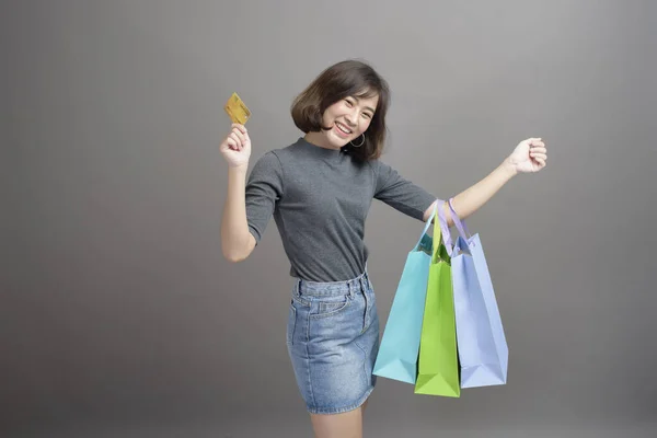 Retrato Jovem Bela Mulher Asiática Segurando Cartão Crédito Saco Compras — Fotografia de Stock