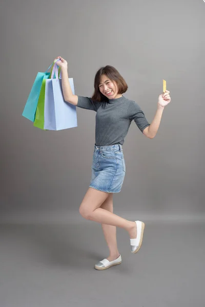 Retrato Jovem Bela Mulher Asiática Segurando Cartão Crédito Saco Compras — Fotografia de Stock