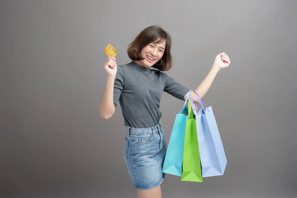 Retrato Jovem Bela Mulher Asiática Segurando Cartão Crédito Saco Compras — Fotografia de Stock