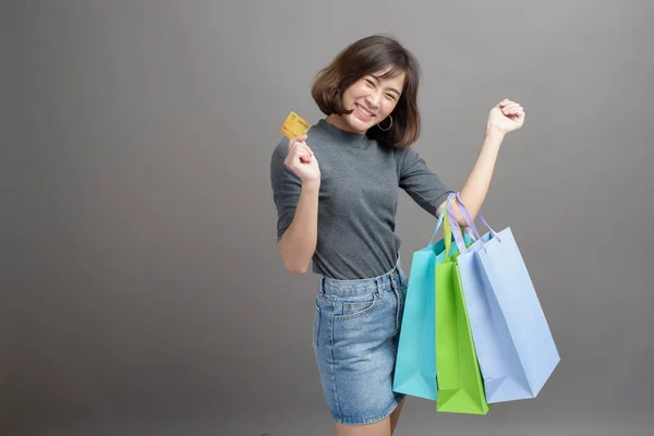 Retrato Jovem Bela Mulher Asiática Segurando Cartão Crédito Saco Compras — Fotografia de Stock