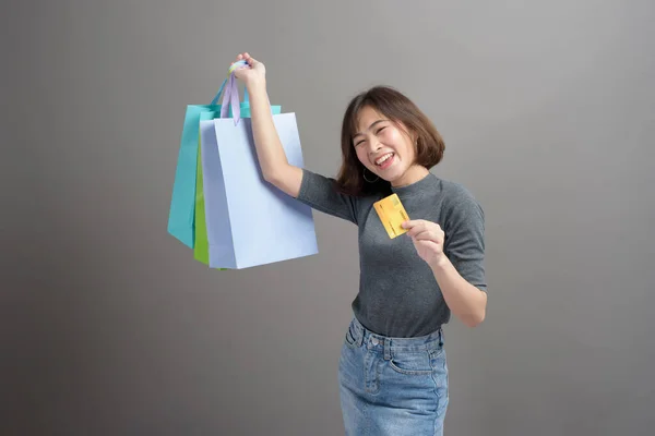 Retrato Jovem Bela Mulher Asiática Segurando Cartão Crédito Saco Compras — Fotografia de Stock