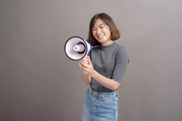Portret Młodej Pięknej Azjatyckiej Kobiety Trzymającej Megafon Tle Studia — Zdjęcie stockowe