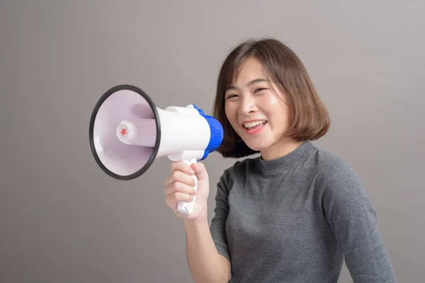 Porträt Einer Jungen Schönen Asiatischen Frau Mit Megafon Vor Studiohintergrund — Stockfoto