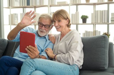 Kafkasyalı mutlu yaşlılar video başında ailelerine ya da arkadaşlarına sesleniyorlar, evde rahatlıyorlar, gülümsüyorlar yaşlı, emekli büyükbaba ve büyükbaba teknoloji konsepti.