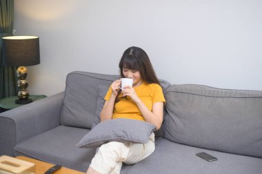 Bir fincan kahve içen güzel bir kadının portresi.