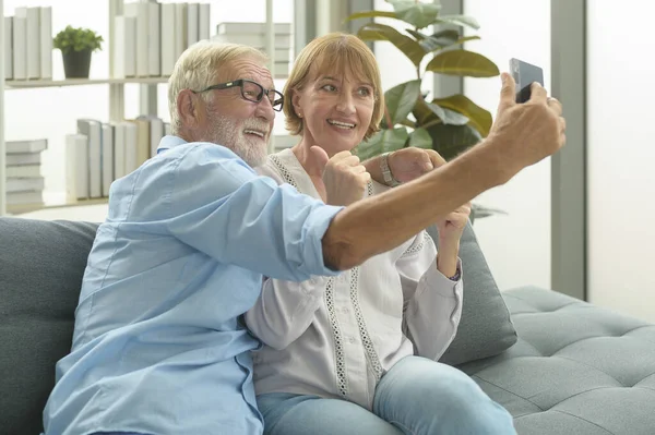 Caucásicos Ancianos Felices Son Videollamadas Familiares Amigos Relajarse Casa Sonriendo — Foto de Stock