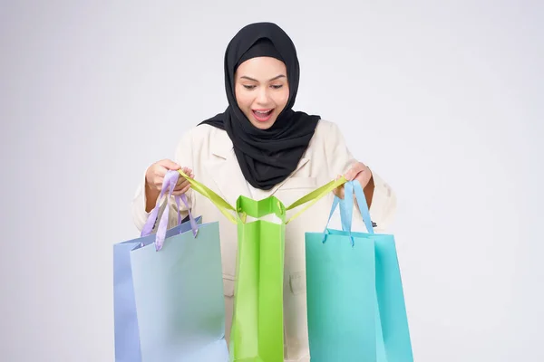 Mladý Krásný Muslim Žena Obleku Držení Barevné Nákupní Tašky Přes — Stock fotografie