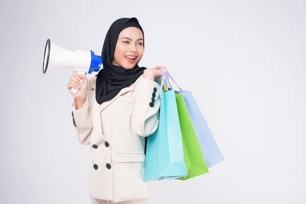 Junge Schöne Muslimische Frau Anzug Hält Bunte Einkaufstüten Über Weißem — Stockfoto
