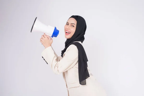 身穿西服的年轻美丽的穆斯林女子的肖像 用扩音器在孤立的白色背景演播室上宣布 — 图库照片